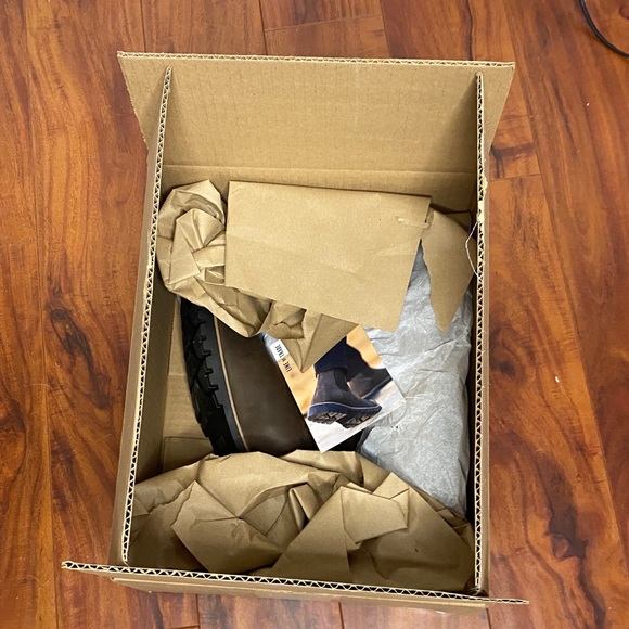 Brand new in box Line of Trade leather Chelsea boots - Picture 3 of 10